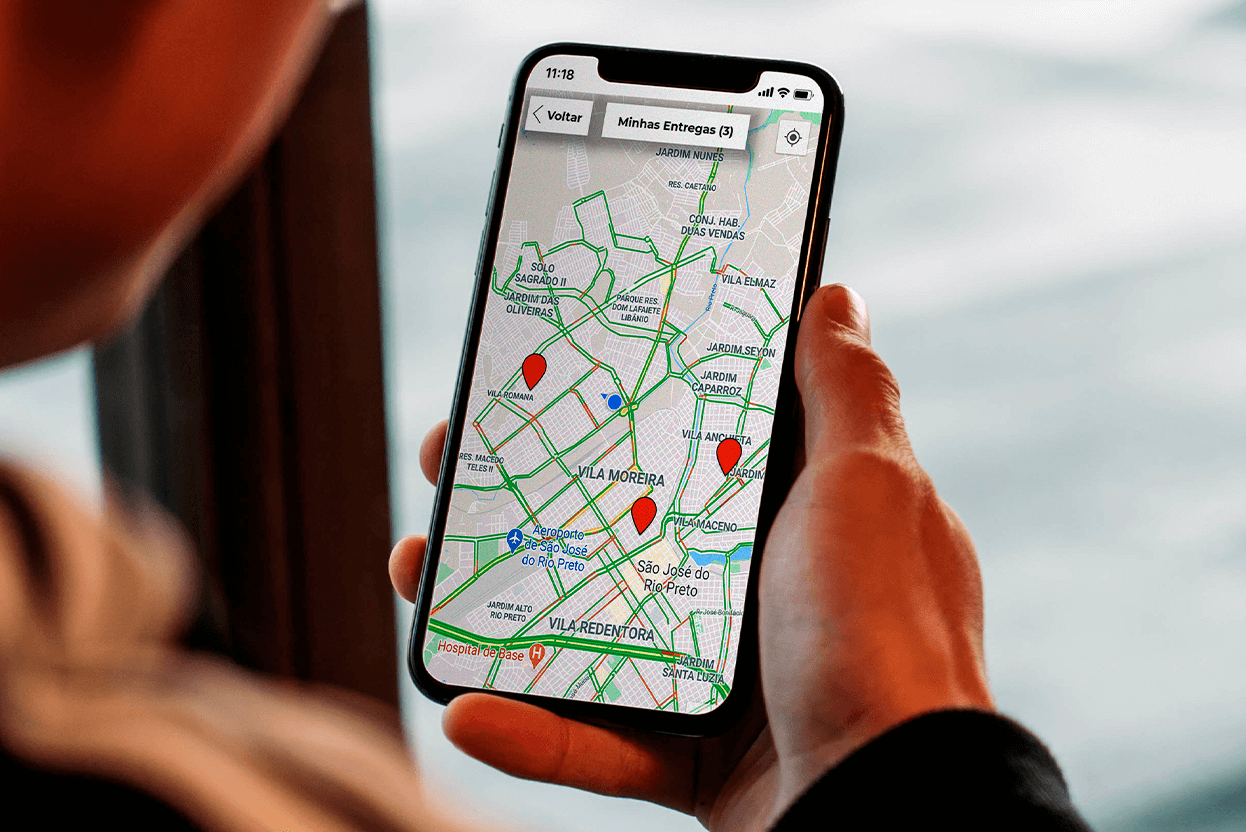 Celular com o mapa das entregas aberto no App do Entregador