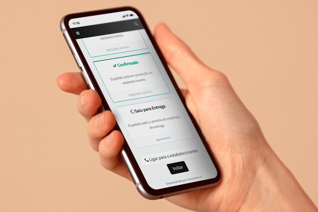 Entregador com o celular na mão usando o App do Entregador