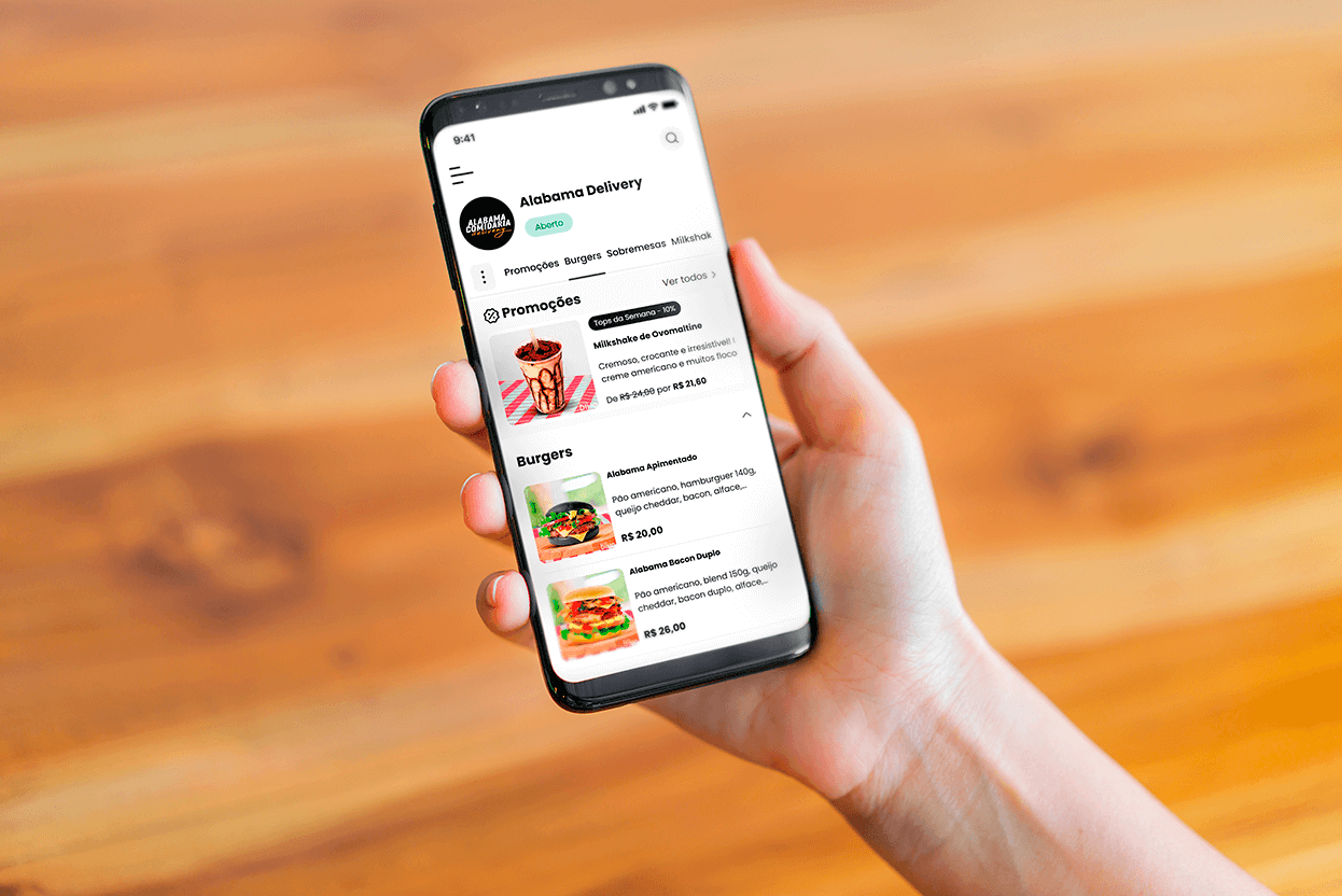 Cliente recebendo notificação no WhatsApp com status do pedido: Confirmado, Em Preparo e Saiu para Entrega.