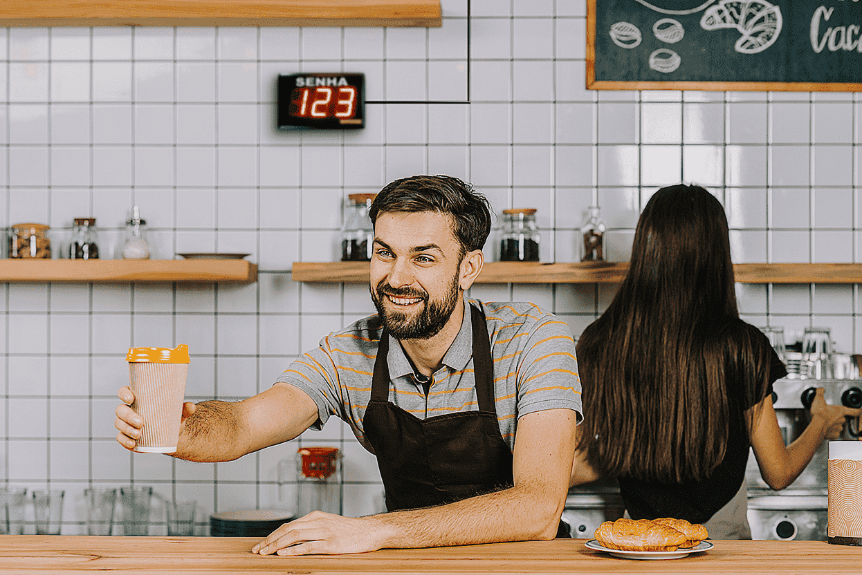 Cafeteria atendendo com painel de senha integrado ao Consumer
