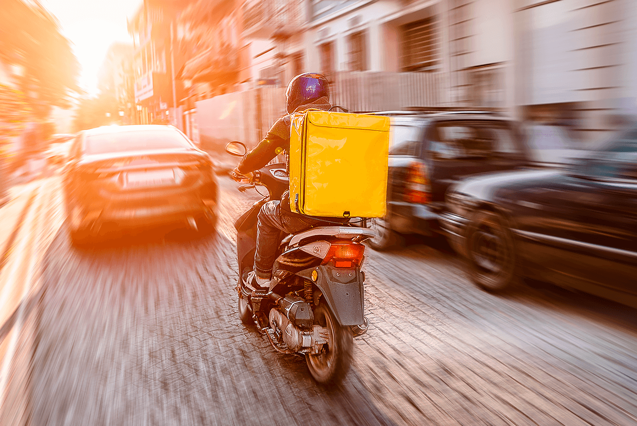 Entregador saindo para a rota agrupada pelo Smart Delivery